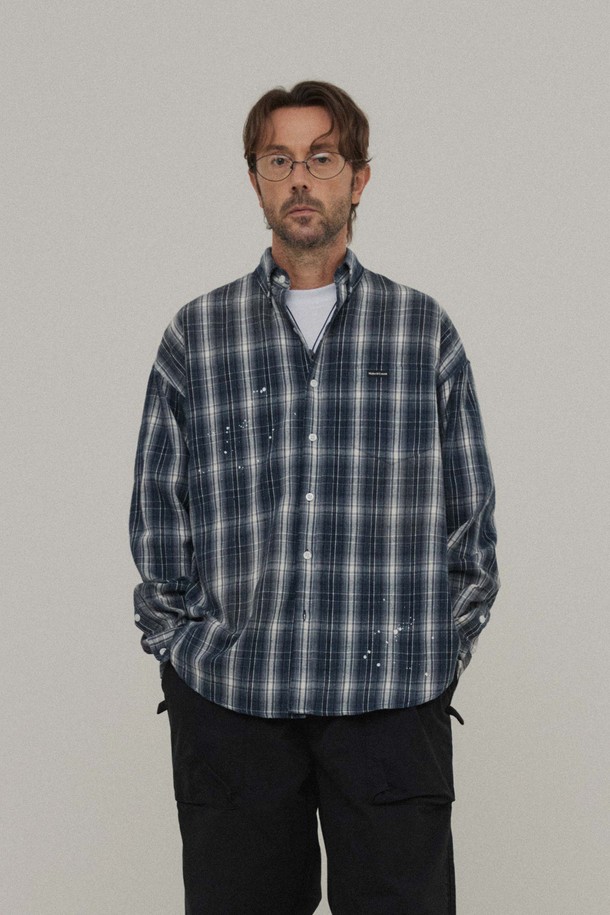 네이비 컬러의 페인팅 플란넬 체크셔츠입니다. 가을, 겨울 시즌에 어울리는 캐주얼 스타일로, 세미 오버핏의 편안한 착용감을 선사합니다. 면, 폴리에스테르, 레이온 혼방 소재로 제작되어 부드러운 촉감을 자랑하며, 긴 소매와 레귤러 기장으로 디자인되었습니다. 셔츠 전면에 페인팅 디테일이 돋보이며, 앞 포켓과 포인트 라벨이 있어 포인트를 더했습니다. 가을 나들이룩, 겨울 데일리룩 등 다양한 TPO에 활용하기 좋은 아이템입니다.
