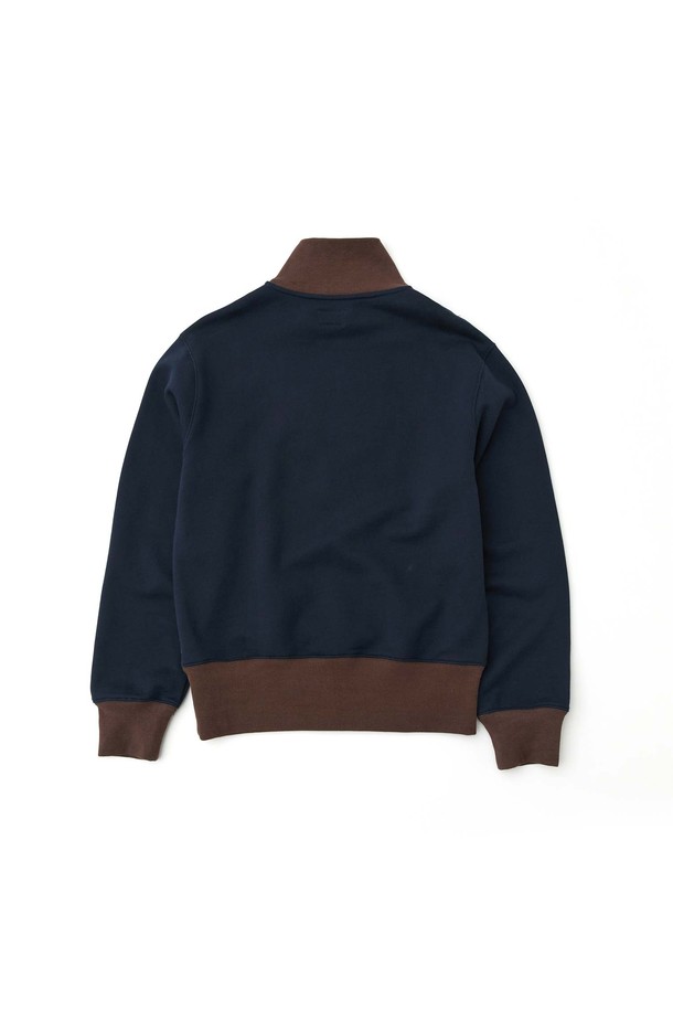 네이비 컬러의 레터링 스웨트 하프집업입니다. 면 소재로 제작되어 편안한 착용감을 선사하며, 하이넥 디자인과 하프 집업 여밈으로 스타일리시함을 더했습니다. 밑단 시보리 처리와 로고 아플리케 레터링 디테일이 돋보이며, 스탠다드 핏으로 제작되어 깔끔한 실루엣을 연출합니다. 캐주얼, 클래식, 미니멀 스타일을 즐겨 입는 분들께 추천하며, 동네 마실룩, 카페룩, 겨울 데일리룩 등 다양한 TPO에 활용하기 좋습니다. 긴 소매 기장으로 간절기부터 겨울까지 폭넓게 활용 가능합니다.
