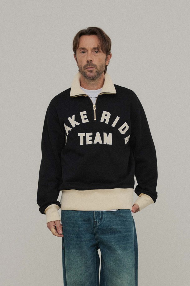 **레터링 스웨트 하프집업_BLACK**은 겨울철 데일리룩을 위한 상의입니다. 블랙 컬러에 하이넥 디자인과 하프 집업 여밈 방식으로 클래식하고 캐주얼한 스타일을 연출합니다. 두꺼운 두께감의 면 소재로 제작되었으며, 레터링과 로고 패턴이 특징입니다. 소매는 긴 기장이며, 스탠다드핏으로 편안하게 착용할 수 있습니다. 밑단 시보리 마감과 배색 디자인, 로고 아플리케 디테일이 돋보입니다.
