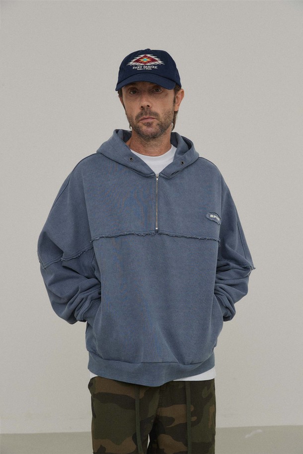 블루 컬러의 반집업 후드티입니다. 컷오프 라인과 슬로건 프린트, 넥라인 반달 장식 스티치가 돋보이는 디자인입니다. 오버핏으로 제작되었으며, 면 소재로 제작되어 편안한 착용감을 선사합니다. 후드 아일렛 디테일과 지퍼 여밈, 포켓 디자인이 특징이며, 캐주얼, 스트리트, 미니멀 스타일을 즐기는 분들께 추천합니다. 동네 마실룩, 집콕룩, 캠핑룩 등 다양한 TPO에 활용하기 좋습니다.
