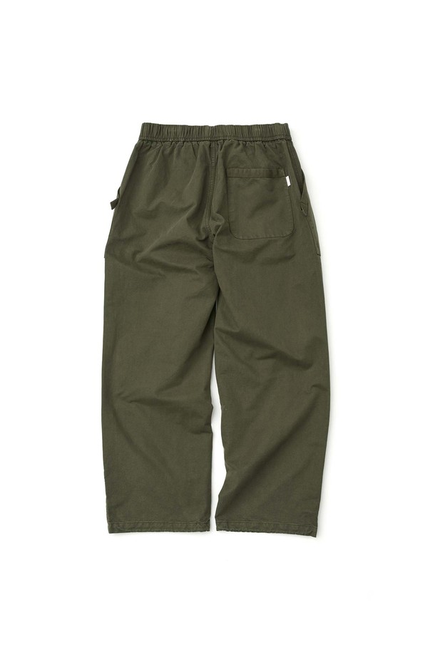 카키 컬러의 밴딩 퍼티그 팬츠입니다. 면 소재로 제작되어 편안한 착용감을 제공하며, 봄, 가을에 활용하기 좋습니다. 와이드핏으로 트렌디한 실루엣을 연출하며, 밀리터리, 캐주얼 스타일을 모두 소화할 수 있습니다. 바이오 워싱 가공, 사이드 포켓, 웨빙 및 자카드 테이프 디테일, 무릎 다트, 밑단 스트링 등의 디테일이 돋보입니다. 동네 마실룩, 여행룩, 가을 나들이룩에 캐주얼, 클래식, 미니멀 무드로 코디해보세요.
