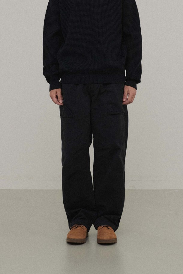 블랙 컬러의 밴딩 퍼티그 팬츠입니다. 허리 E-밴딩과 밑단 스트링으로 편안한 착용감을 제공하며, 와이드핏으로 스타일리시함을 더했습니다. 면 소재에 바이오 워싱 가공을 더해 부드러운 촉감을 선사하며, 사이드 포켓과 웨빙/자카드 테이프 디테일, 무릎 다트 디테일이 밀리터리 무드를 연출합니다. 일상생활은 물론, 동네 마실룩과 여행룩에 활용하기 좋은 아이템입니다. 캐주얼, 미니멀, 워크웨어 스타일을 즐겨 입는 분들께 추천합니다.
