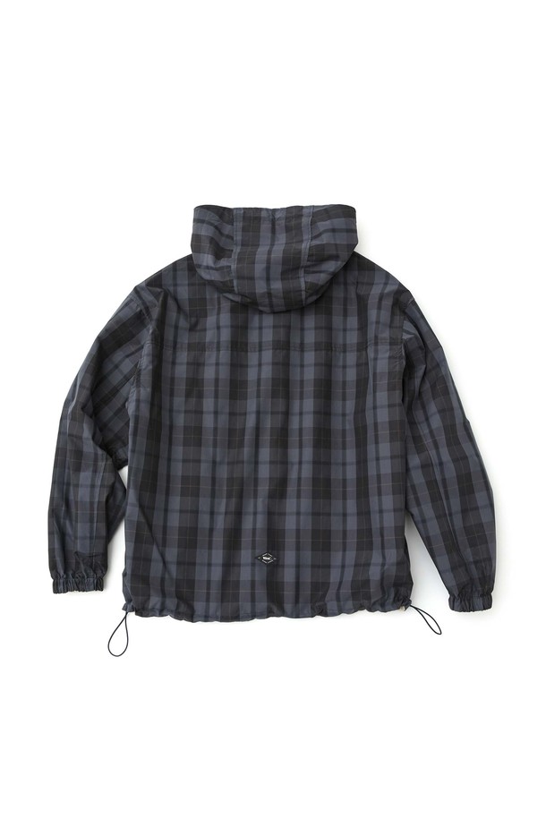 네이비 컬러의 리버시블 빅체크 후드쉘파카는 가을, 겨울 시즌 캐주얼 및 스포티 스타일을 연출하기 좋은 남성용 아우터입니다. 겉감은 빅 체크 패턴으로, 안감은 단색으로 디자인되어 있어 하나의 제품으로 다양한 스타일을 연출할 수 있습니다. 두께감 있는 소재로 보온성을 높였으며, 일상생활과 가벼운 산책 등 다양한 TPO에 활용하기 좋습니다. 레귤러 핏에 집업 스타일로 편안하게 착용 가능하며, 후드 스트링, 밑단 조절, 손목 밴딩, 나일론 지퍼 등의 디테일로 기능성을 더했습니다. 캐주얼, 스포티, 미니멀한 스타일을 즐기는 남성분들께 추천합니다.
