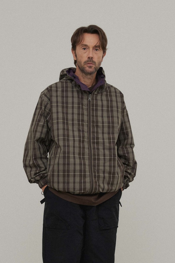 리버시블 빅체크 후드 쉘파카_BROWN은 봄, 가을 간절기에 활용하기 좋은 캐주얼 스타일의 아우터입니다. 브라운 컬러의 체크 패턴이 돋보이며, 일상 속 편안한 스타일을 연출하기 좋습니다. 겉감은 면과 나일론 혼방 소재로 제작되어 부드러운 촉감과 우수한 내구성을 자랑합니다. 리버시블 디자인으로 다양한 스타일 연출이 가능하며, 후드 스트링, 밑단 조절, 손목 밴딩, 나일론 지퍼 디테일로 실용성을 더했습니다. 동네 마실룩, 산책룩, 가을 나들이룩에 활용하여 멋스러운 캐주얼룩을 완성해보세요.