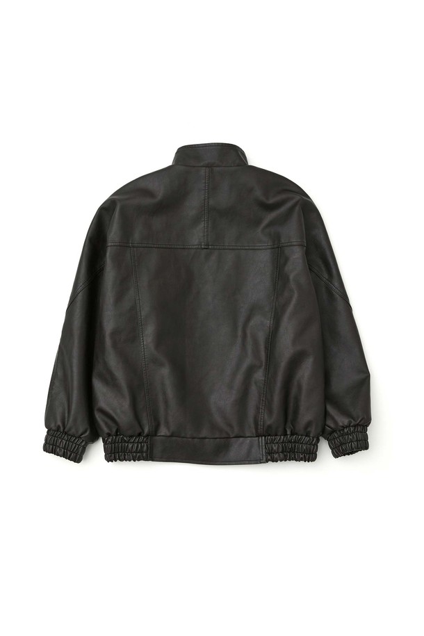 세련된 남성 스타일을 완성하는 하이넥 폭스레더 블루종_BLACK입니다. 부드러운 촉감의 폴리에스테르 소재에 바이오 워싱 처리를 더해 고급스러운 분위기를 자아냅니다. 세미 오버핏으로 편안한 착용감을 선사하며, 스탠드 카라와 비조 디테일이 특징입니다. 하프 래글런 소매와 E-밴드 적용으로 활동성을 높였으며, 겨울철 캐주얼 및 미니멀, 클래식 스타일 연출에 용이합니다. 데일리룩 또는 출근룩으로 활용하여 세련된 겨울 스타일을 완성해 보세요.
