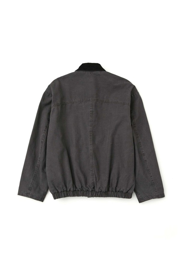 빈티지 하프 워크자켓_GREY는 남성용 아우터입니다. 톤 다운된 GREY 컬러에 무지 디자인으로, 빈티지하면서도 캐주얼한 스타일을 연출합니다. 봄, 가을에 착용하기 좋으며, 하프 기장과 세미오버핏으로 편안한 착용감을 선사합니다. 카라 배색 디테일, 밑단 E-밴드 소매 장식, 래글런 소매, 바이오 워싱, 고밀도 10수 옥스포드 원단으로 제작되어 워크웨어 특유의 멋을 더했습니다. 데이트룩, 가을 나들이룩 등 다양한 TPO에 활용할 수 있으며, 캐주얼, 워크웨어, 클래식 스타일을 즐기는 분들께 추천합니다.
