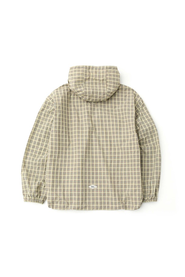 베이지 컬러의 체크 윈드브레이커입니다. 봄, 가을 간절기에 활용하기 좋은 얇은 두께의 폴리에스테르 소재로 제작되었으며, 생활 방수 기능을 갖춰 일상 및 아웃도어 활동 시에도 유용합니다. 세미 오버핏으로 캐주얼하고 스포티한 스타일을 연출하며, 체크 패턴과 멀티 스트라이프 무늬로 포인트를 더했습니다. 2WAY 지퍼, 후드 및 밑단 스트링 조절, 후면 포인트 라벨 등의 디테일과 휴대성을 높인 패커블 기능으로 실용성을 높였습니다. 여행, 산책, 캠핑 등 다양한 TPO에 활용 가능한 아이템입니다.
