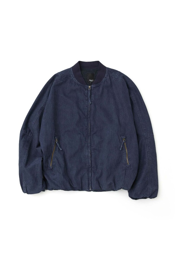 네이비 컬러의 워시드코튼 MA-1 점퍼는 미니멀하고 캐주얼한 스타일을 추구하는 남성분들을 위한 아이템입니다. 봄, 가을에 적합하며, 부드러운 촉감의 워싱 가공된 빈티지 코튼 원단으로 제작되었습니다. 레귤러핏으로 편안하게 착용 가능하며, 지퍼 여밈 방식과 넥 시보리 디테일, 소매 & 몸판 이너 E-밴드로 활동성을 더했습니다. 데이트룩이나 봄 소풍룩과 같은 TPO에 활용하기 좋으며, 미니멀, 캐주얼, 클래식 스타일을 즐겨 입는 분들께 추천합니다.
