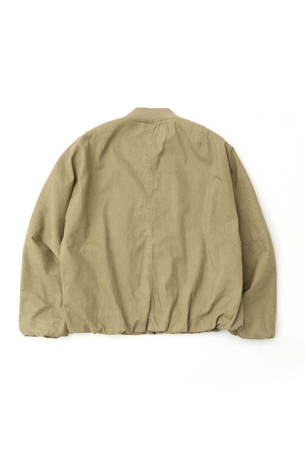 워싱 코튼 소재의 MA-1 점퍼_베이지는 남성용 아우터입니다. 부드러운 촉감의 워싱 가공된 면 소재로 제작되었으며, 봄, 가을에 착용하기 좋은 얇은 두께감의 점퍼입니다. 레귤러핏으로 캐주얼하고 밀리터리 스타일을 연출하며, 무지 디자인에 금속 지퍼, 넥 시보리, 소매 & 몸판 이너 E-밴드 처리로 디테일을 더했습니다. 동네 마실룩, 가을 나들이룩에 활용하기 좋으며, 캐주얼, 미니멀, 클래식 스타일을 즐겨 입는 분들께 추천합니다.
