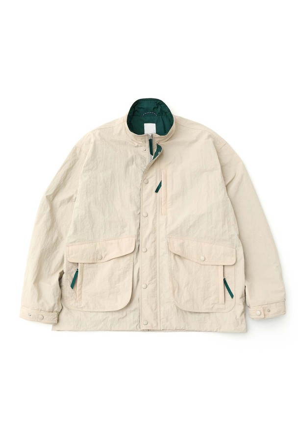 베이지 컬러의 콘트라스트 헌팅 재킷입니다. 남성용으로, 봄, 가을에 착용하기 좋은 얇은 두께감의 레귤러핏 재킷입니다. 빈티지하고 캐주얼한 무드를 연출하며, 무지 패턴에 하이넥 디자인과 2WAY 지퍼 여밈 방식으로 제작되었습니다. 이중 아웃포켓과 손목 스냅 조절, 주머니 밑단 스트링 등의 디테일로 실용성을 더했으며, 배색 안감과 후면 하단 포인트 라벨로 포인트를 주었습니다. 동네 마실룩, 가을 나들이룩, 캐주얼, 클래식, 미니멀 스타일 연출에 적합합니다.
