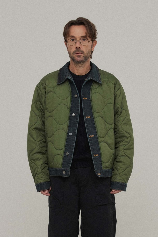 카키 컬러의 데님 레이어 퀼팅 재킷입니다. 립스탑 나일론과 데님 소재를 조합하여 제작되었으며, 어니언 퀼팅 디자인과 무광 캠톤 디테일이 특징입니다. 5온즈 충전재를 사용하여 보온성과 경량성을 동시에 갖춰 간절기에 활용하기 좋습니다. 레귤러핏으로 편안하게 착용 가능하며, 캐주얼, 미니멀, 클래식 스타일을 즐기는 분들께 추천합니다. 동네 마실룩, 산책룩, 가을 나들이룩에 매치하여 멋스러운 스타일을 연출해보세요. 스냅 버튼으로 간편하게 여밀 수 있으며, 긴 소매 기장으로 제작되었습니다.
