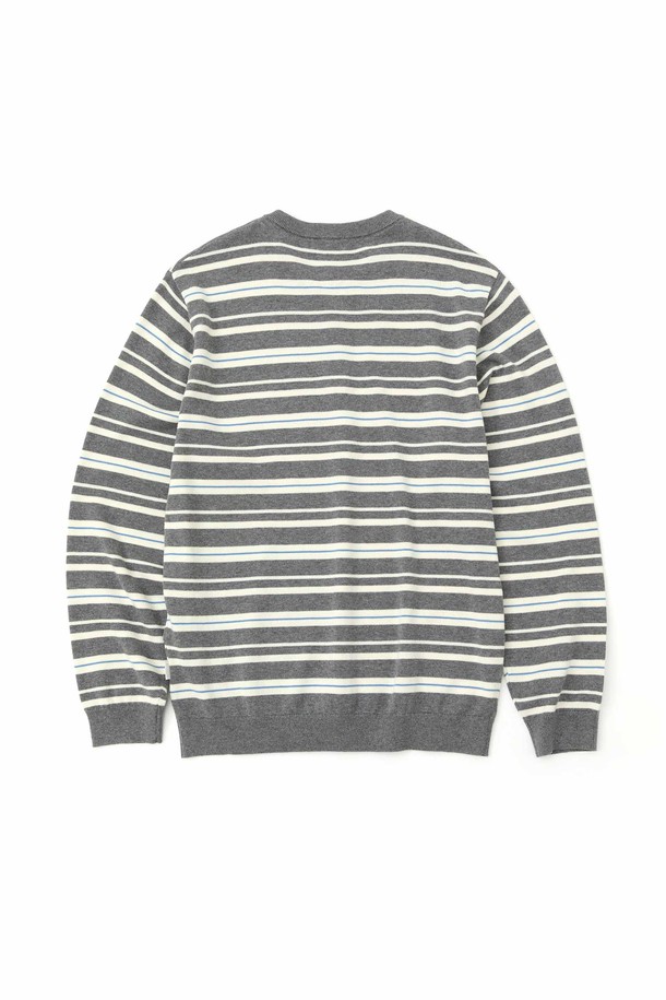 멀티 스트라이프 헨리넥 니트_GREY는 부드러운 촉감의 면 소재로 제작되어 편안한 착용감을 선사합니다. 그레이와 화이트 컬러의 멀티 스트라이프 패턴이 캐주얼하면서도 세련된 느낌을 더해줍니다. 12게이지 2합 플레인 조직으로 제작되어 내구성이 뛰어나며, 헨리넥 디자인으로 포인트를 주었습니다. 봄, 가을 시즌 데이트룩, 카페룩 등 다양한 TPO에 활용하기 좋으며, 레귤러 핏으로 제작되어 깔끔한 실루엣을 연출합니다. 단독으로 착용하거나, 셔츠와 레이어드하여 미니멀, 클래식 스타일을 연출할 수 있습니다.
