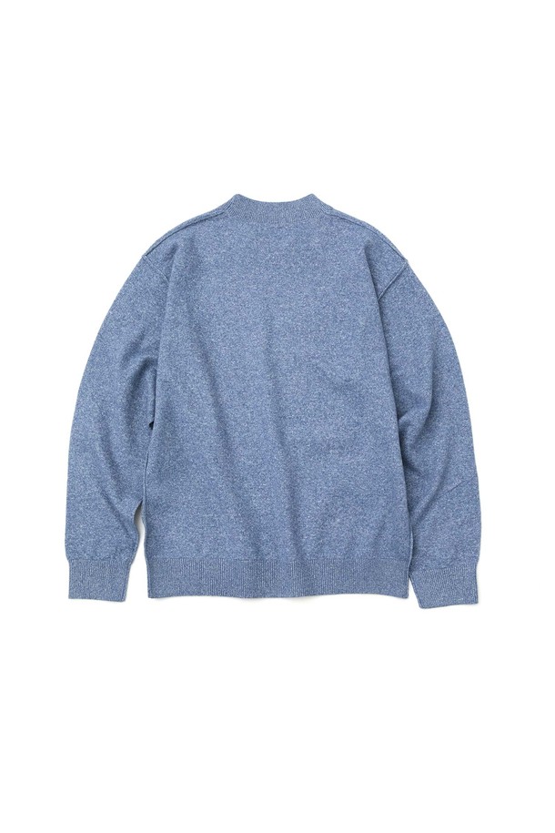 미니멀 크루넥 니트_LIGHT BLUE는 남성을 위한 상의로, 가을과 겨울에 활용하기 좋은 니트/스웨터입니다. 라이트 블루, 블랙, 밀란지 세 가지 색상으로 출시되었으며, 일상복으로 미니멀하고 베이직한 스타일을 연출할 수 있습니다. 스탠다드 핏에 레귤러 기장으로, 크루넥과 세미 목크 디자인을 갖추고 있습니다. 부드러운 촉감의 폴리에스테르, 나일론, 폴리우레탄 혼방 소재에 리버스 봉제선 디테일과 긴 소매로 포인트를 더했습니다. 특히 밀란지 원사를 사용하여 유니크하면서도 내추럴한 무드를, 블랙 컬러는 심플하고 세련된 스타일을 연출합니다.
