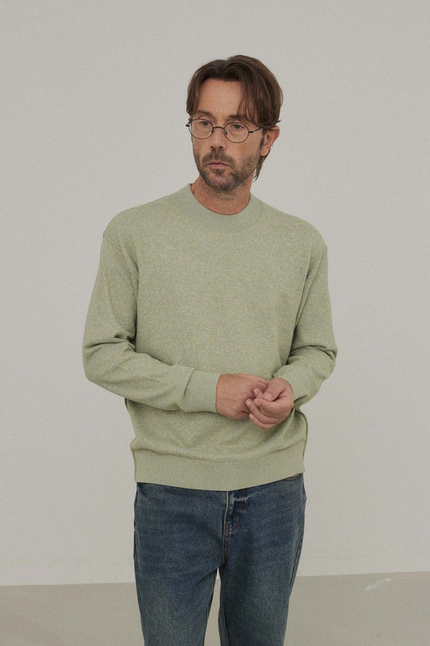 미니멀 크루넥 니트_LIGHT GREEN은 미니멀하고 베이직한 스타일을 추구하는 분들을 위한 상의입니다. 라이트 그린 컬러로, 봄, 가을에 데이트룩이나 카페룩 등 다양한 TPO에 맞춰 활용하기 좋습니다. 스탠다드 핏에 레귤러 기장으로 제작되었으며, 부드러운 촉감의 폴리에스테르, 나일론, 폴리우레탄 혼방 소재에 밀란지 원사를 사용하여 은은한 질감을 더했습니다. 크루넥과 세미 목크 디자인으로 편안함을 더했으며, 무지 패턴에 리버스 봉제선 디테일이 돋보입니다. 긴 소매 기장의 얇은 두께감으로 간절기에도 부담 없이 착용할 수 있습니다.
