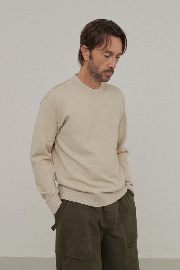 미니멀 크루넥 니트_BEIGE는 심플하고 내추럴한 스타일을 연출하는 공용 니트입니다. 베이지, 블랙, 밀란지 세 가지 색상으로 출시되었으며, 봄, 가을, 겨울 계절에 착용하기 좋습니다. 스탠다드 핏에 긴 소매 기장으로 제작되었으며, 부드러운 촉감이 특징입니다. 폴리에스터, 나일론, 폴리우레탄 혼방 소재로 제작되었으며, 리버스 봉제선 디테일을 더해 미니멀한 디자인에 포인트를 주었습니다. 세미 목크 형태의 크루넥 라인으로 겨울 데일리룩, 미니멀, 클래식, 캐주얼 스타일과 잘 어울립니다.
