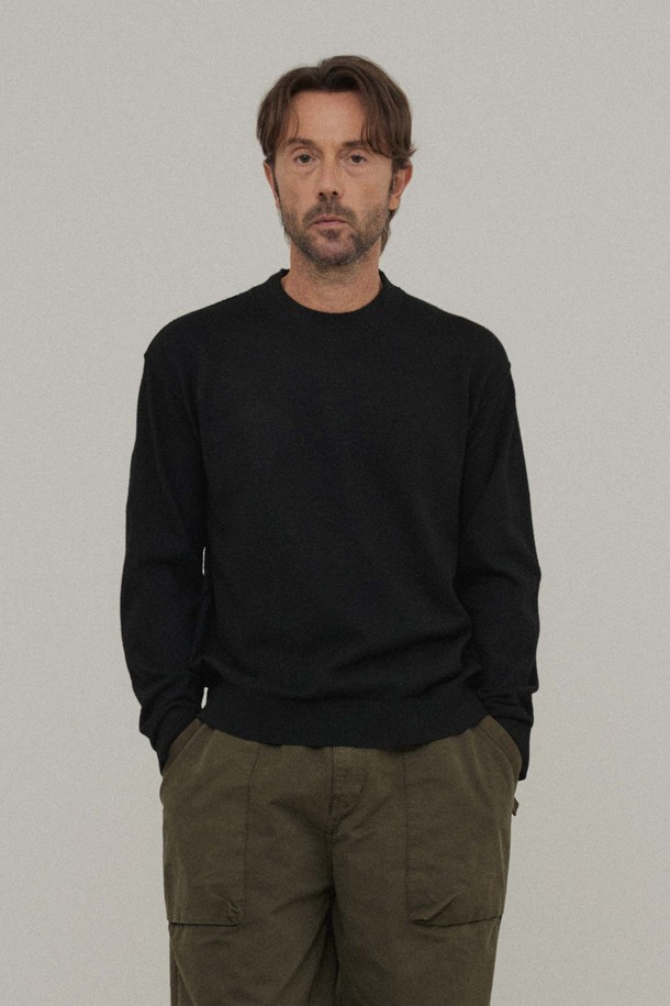 미니멀 크루넥 니트_BLACK는 가을과 겨울, 겨울 데일리룩에 적합한 남녀 공용 상의입니다. 부드러운 촉감의 폴리에스테르, 나일론, 폴리우레탄 혼방 소재로 제작되어 편안한 착용감을 선사합니다. 스탠다드 핏에 긴소매, 레귤러 기장으로, 미니멀하고 베이직한 스타일을 연출합니다. 크루넥과 세미목크 디자인으로 다양한 스타일링이 가능하며, 리버스 봉제선 디테일이 유니크함을 더합니다. 심플하고 세련된 무드로, 미니멀, 클래식, 캐주얼 스타일을 즐기는 분들께 추천합니다.
