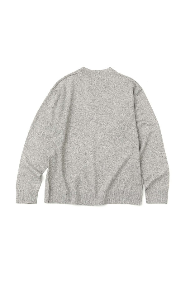 **미니멀 크루넥 니트_GREY**

미니멀한 디자인의 남성용 크루넥 니트입니다. 부드러운 촉감의 폴리에스테르, 나일론, 폴리우레탄 혼방 소재로 제작되어 가을, 겨울철에 착용하기 좋습니다. 스탠다드 핏에 긴 소매 기장으로, 일상 및 출근룩에 활용하기 좋습니다. 그레이, 블랙, 밀란지 세 가지 컬러로 출시되었으며, 리버스 봉제선 디테일이 특징입니다. 특히, 밀란지 컬러는 내추럴한 무드를, 블랙 컬러는 심플하고 세련된 무드를 연출합니다.
