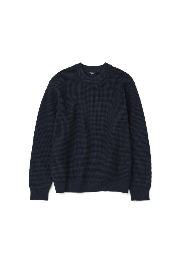 네이비 컬러의 와플 크루넥 니트입니다. 가을, 겨울 시즌에 어울리는 두꺼운 두께감과 스탠다드핏으로 제작되어 편안한 착용감을 선사합니다. 클래식하고 베이직한 스타일로, 와플 짜임이 특징이며, 긴소매 디자인입니다. 일상, 출근룩, 비즈니스 캐주얼 등 다양한 TPO에 활용하기 좋습니다. 후면에는 포인트 라벨이 더해져 미니멀하면서도 세련된 느낌을 줍니다.
