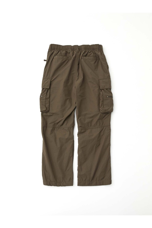 파라슈트 팬츠_BROWN은 남녀 모두 착용 가능한 캐주얼, 스트릿 스타일의 와이드/루즈핏 긴바지입니다. 봄, 가을에 적합하며, 무지 디자인에 나일론 소재로 제작되어 뻣뻣한 촉감을 줍니다. 카고 포켓과 스트링 디테일이 특징이며, 여행룩, 캠핑룩, 미니멀한 스타일 연출에 활용하기 좋습니다. 밴딩 처리로 편안한 착용감을 선사합니다. 루즈핏으로 활동성을 높인 데일리 팬츠입니다.
