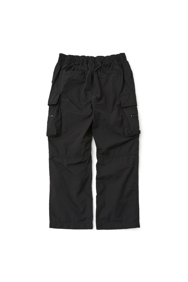 블랙 컬러의 파라슈트 팬츠입니다. 나일론 소재로 제작되어 봄, 가을에 착용하기 좋으며, 뻣뻣한 촉감과 와이드, 루즈핏으로 편안한 착용감을 선사합니다. 허리 밴딩과 밑단 스트링, 카고 포켓 디테일이 돋보이며, 캐주얼, 스트릿, 미니멀 스타일을 모두 소화할 수 있습니다. 여행룩, 캠핑룩 등 다양한 TPO에 활용 가능하며, 무지 디자인으로 어떤 상의와도 매치하기 용이합니다.
