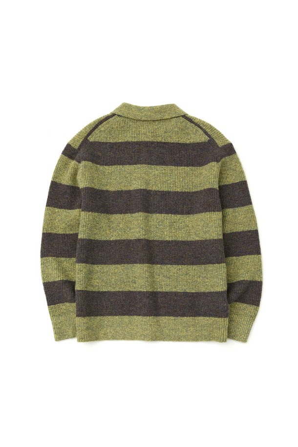 "볼드 스트라이프 카라 니트_LIGHT GREEN"는 남성용 상의로, 가을과 겨울에 따뜻하게 착용하기 좋은 니트 소재의 긴소매 제품입니다. 라이트 그린과 차콜 그레이 두 가지 색상으로 제공되며, 캐주얼 및 베이직 스타일을 연출하기 좋습니다. 두꺼운 두께감과 부드러운 촉감의 니트는 레귤러핏으로 편안하게 착용 가능하며, 볼드한 스트라이프 패턴과 카라넥 디테일이 특징입니다. 데이트룩이나 모임룩 등 다양한 TPO에 활용할 수 있으며, 캐주얼, 클래식, 미니멀 스타일을 즐겨 입는 남성에게 추천합니다.
