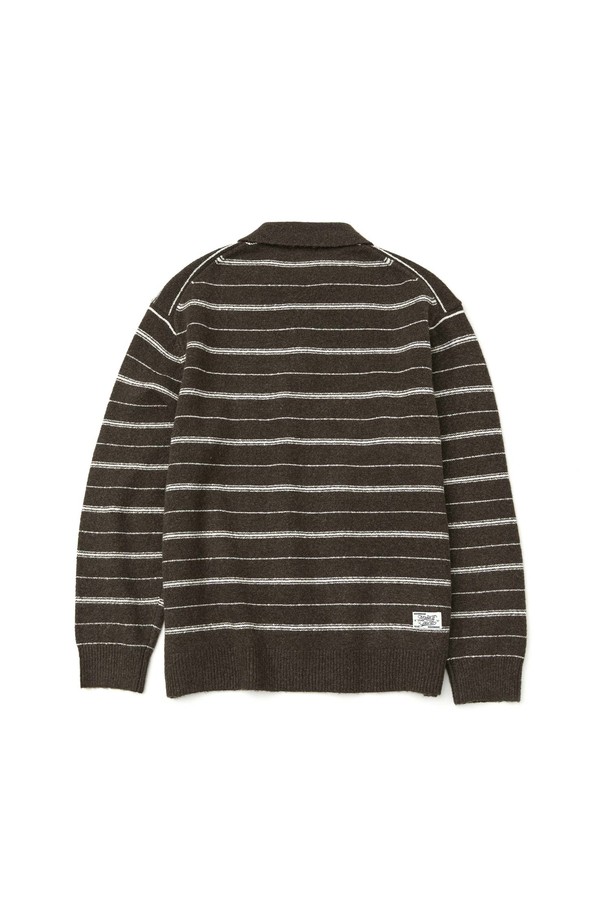 **스트라이프 카라 니트_BROWN**는 남성용 상의 니트/스웨터입니다. 가을, 겨울에 착용하기 좋으며, 캐주얼하고 베이직한 스타일을 연출합니다. 브라운 컬러에 레귤러핏, 긴소매, 두꺼운 두께감과 부드러운 촉감의 니트 소재로 제작되었습니다. 스트라이프 패턴과 폴로 스타일 카라 디자인이 특징이며, 출근룩이나 데이트룩에 활용하기 좋습니다. 캐주얼, 클래식, 미니멀 스타일을 즐겨 입는 남성에게 추천합니다.
