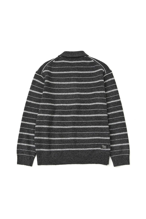 그레이 컬러의 스트라이프 카라 니트입니다. 울과 아크릴 혼방 소재로 제작되어 부드러운 촉감을 자랑하며, 가을/겨울 시즌에 따뜻하게 착용하기 좋습니다. 레귤러핏에 긴소매 기장으로, 베이직하고 캐주얼한 스타일을 연출합니다. 출근룩 또는 비즈니스 캐주얼에 활용하기 좋으며, 캐주얼, 클래식, 미니멀 스타일 모두 소화 가능합니다. 폴로 스타일의 디자인으로 세련된 느낌을 더했습니다.
