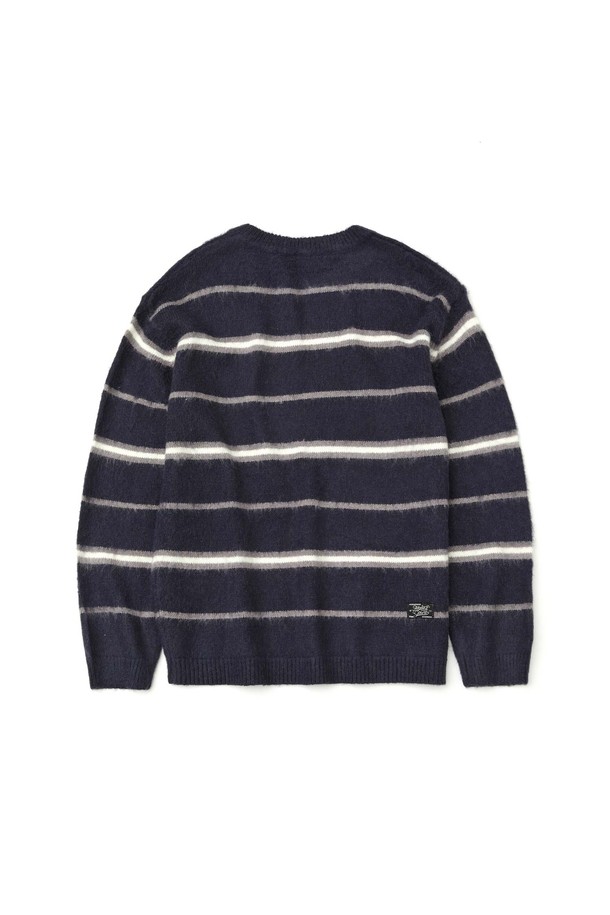 네이비 컬러의 스트라이프 크루넥 니트입니다. 울과 아크릴 혼방 소재로 제작되어 부드러운 촉감과 두꺼운 두께감으로 가을, 겨울철 따뜻하게 착용하기 좋습니다. 루즈핏으로 편안한 착용감을 선사하며, 베이직하고 캐주얼한 스타일을 연출합니다. 출근룩과 비즈니스 캐주얼, 캐주얼, 클래식, 미니멀 스타일 모두 소화 가능합니다. 긴 소매 기장과 스트라이프 패턴 디테일이 돋보이는 디자인입니다.
