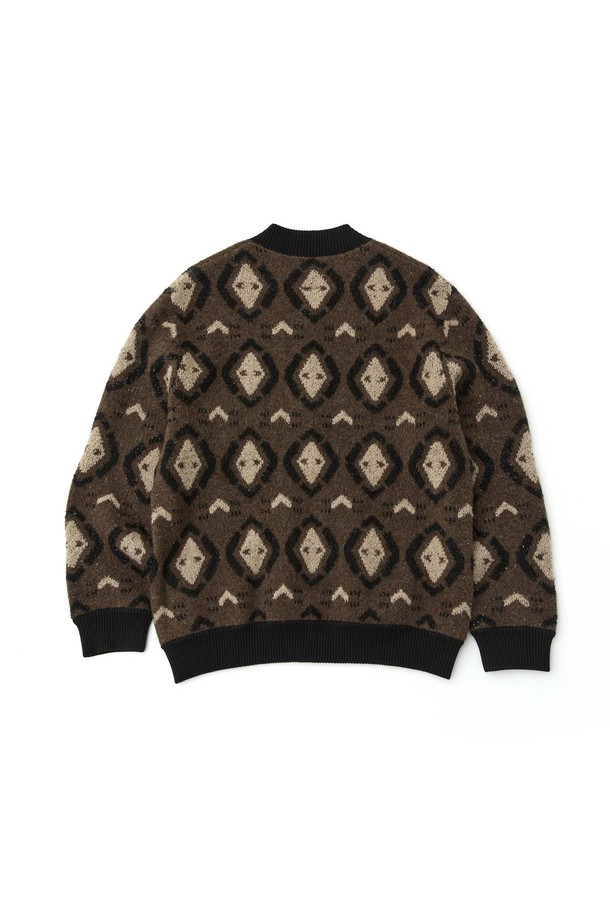 **에스닉 자카드 가디건_BROWN**은 남성을 위한 상의로, 가을과 겨울에 따뜻하게 착용할 수 있는 두꺼운 두께의 집업 가디건입니다. 브라운과 블랙 컬러의 배색 디자인과 기하학적인 자카드 패턴이 돋보이며, 울과 아크릴 혼방 소재로 부드러운 촉감을 선사합니다. 라운드넥, 레귤러핏, 긴소매 기장으로 캐주얼하면서도 에스닉한 스타일을 연출하며, 출근룩과 모임룩 등 다양한 TPO에 활용하기 좋습니다. 니트 디테일이 더해져 더욱 세련된 느낌을 줍니다.
