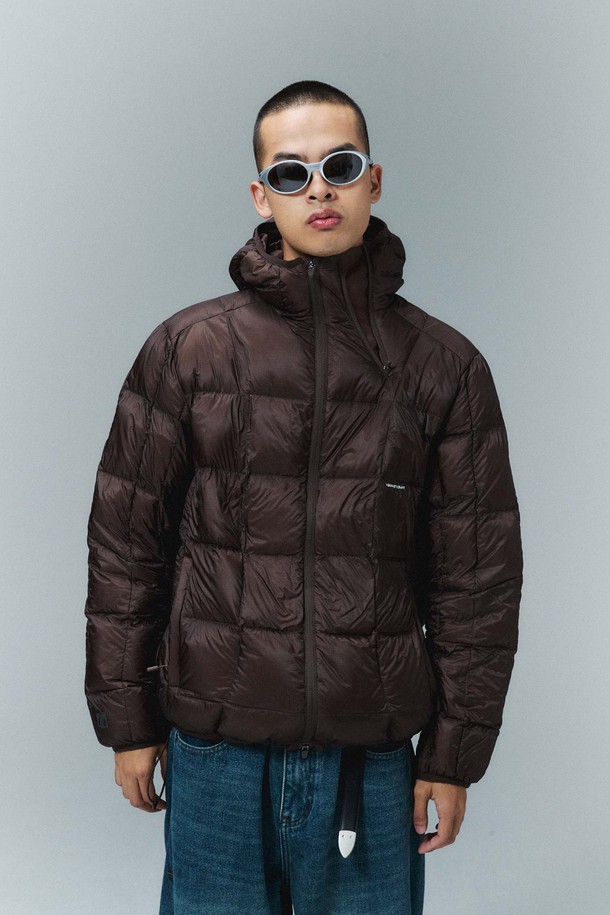 세련된 디자인의 스퀘어 퀼팅 다운 재킷_브라운입니다. 겨울철 추위를 막아줄 두꺼운 두께감과 보온성을 자랑하며, 가볍고 부드러운 나일론 소재를 사용하여 편안한 착용감을 선사합니다. 캐주얼하고 베이직한 스타일로, 오버핏 디자인과 크롭 기장이 트렌디한 분위기를 연출합니다. 집업 방식으로 간편하게 착용할 수 있으며, 숏패딩 스타일의 푸퍼 재킷으로 다양한 룩에 활용하기 좋습니다. 퀼팅 디테일이 돋보이는 이 제품은 일상생활에서 스타일리시하게 연출하기에 적합합니다.
