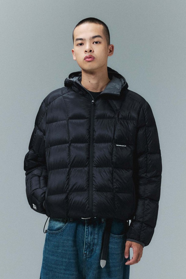 블랙 컬러의 스퀘어 퀼팅 다운 재킷입니다. 나일론 소재로 제작되어 부드러운 촉감을 선사하며, 두꺼운 두께감으로 뛰어난 보온성을 제공합니다. 미니멀하고 캐주얼한 스타일로, 오버핏 디자인과 크롭 기장이 특징입니다. 집업 방식으로 간편하게 착용 가능하며, 겨울철 일상복으로 활용하기 좋습니다. 
