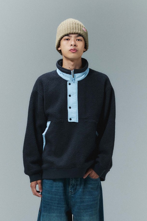 네이비 컬러의 플리스 아노락입니다. 가을, 겨울 시즌에 어울리는 스포티하고 캐주얼한 스타일로, 일상생활에서 편안하게 착용하기 좋습니다. 나일론 배색 포인트 디자인과 사선 포켓, 앞넥 플라켓, 비슬론 지퍼, 립 마감 처리가 특징입니다. 세미오버핏으로 제작되어 편안한 착용감을 선사하며, 산책룩이나 캠핑룩과 같은 활동적인 TPO에 적합합니다.
