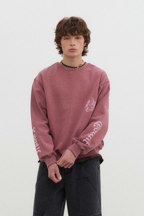 세련된 와인 컬러의 올드폰트 맨투맨입니다. 면 소재로 제작되어 부드러운 촉감과 편안한 착용감을 선사하며, 밀도 높은 두께감으로 안정적인 핏을 제공합니다. 입체적인 발포 나염 그래픽이 돋보이는 디자인으로, 캐주얼, 미니멀, 스트리트 스타일을 즐겨 입는 분들께 추천합니다. 피그먼트 워싱 처리로 자연스러운 멋을 더했으며, 동네 마실룩과 겨울 데일리룩에 활용하기 좋습니다. 변형을 최소화한 디자인으로 오래도록 스타일리시하게 즐길 수 있습니다.
