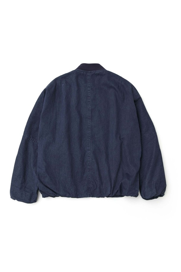 네이비 컬러의 워시드코튼 MA-1 점퍼는 미니멀하고 캐주얼한 스타일을 추구하는 남성분들을 위한 아이템입니다. 봄, 가을에 적합하며, 부드러운 촉감의 워싱 가공된 빈티지 코튼 원단으로 제작되었습니다. 레귤러핏으로 편안하게 착용 가능하며, 지퍼 여밈 방식과 넥 시보리 디테일, 소매 & 몸판 이너 E-밴드로 활동성을 더했습니다. 데이트룩이나 봄 소풍룩과 같은 TPO에 활용하기 좋으며, 미니멀, 캐주얼, 클래식 스타일을 즐겨 입는 분들께 추천합니다.
