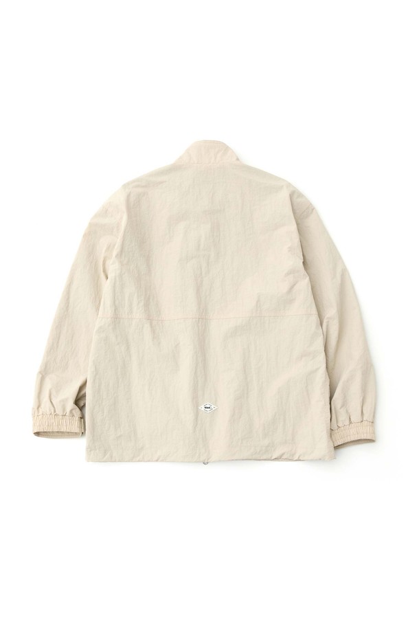 베이지 컬러의 콘트라스트 헌팅 재킷입니다. 남성용으로, 봄, 가을에 착용하기 좋은 얇은 두께감의 레귤러핏 재킷입니다. 빈티지하고 캐주얼한 무드를 연출하며, 무지 패턴에 하이넥 디자인과 2WAY 지퍼 여밈 방식으로 제작되었습니다. 이중 아웃포켓과 손목 스냅 조절, 주머니 밑단 스트링 등의 디테일로 실용성을 더했으며, 배색 안감과 후면 하단 포인트 라벨로 포인트를 주었습니다. 동네 마실룩, 가을 나들이룩, 캐주얼, 클래식, 미니멀 스타일 연출에 적합합니다.
