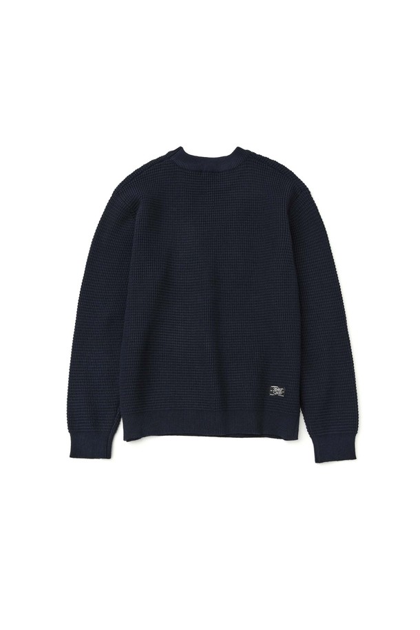 네이비 컬러의 와플 크루넥 니트입니다. 가을, 겨울 시즌에 어울리는 두꺼운 두께감과 스탠다드핏으로 제작되어 편안한 착용감을 선사합니다. 클래식하고 베이직한 스타일로, 와플 짜임이 특징이며, 긴소매 디자인입니다. 일상, 출근룩, 비즈니스 캐주얼 등 다양한 TPO에 활용하기 좋습니다. 후면에는 포인트 라벨이 더해져 미니멀하면서도 세련된 느낌을 줍니다.
