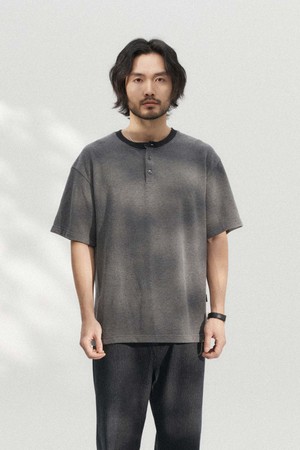 와플 텍스쳐 헨리넥 반팔티셔츠_CHARCOAL GREY