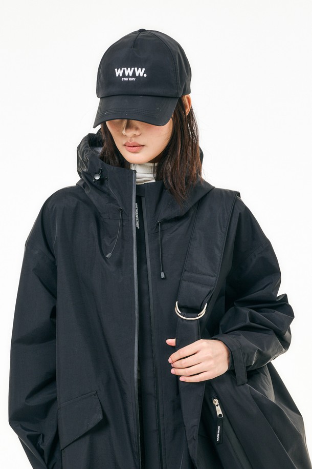 BOHO(보호) 워터프루프 캡 - WWW는 일상, 아웃도어 활동에 적합한 블랙 컬러의 캡모자입니다. 얇은 두께감과 부드러운 촉감의 나일론, 폴리에스테르 혼방 소재로 제작되어 사계절 내내 착용 가능합니다. 7.7cm 깊이의 모자에 자수 로고 디자인을 더했으며, 3중 나일론 쉘 구조, 프랑스 자수, 방수 코팅 자수실, 심실링 처리, DWR 발수 처리, 마이크로핏 스트링락 시스템 등 다양한 기능성을 갖췄습니다. 방수, 방풍, UV 차단 기능으로 아웃도어 활동 시에도 쾌적함을 유지하며, 사이즈 조절이 가능하여 편안한 착용감을 제공합니다. 여행룩, 캠핑룩, 캐주얼, 고프코어 및 미니멀 스타일 연출에 활용하기 좋습니다.
