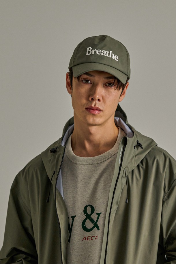 BOHO(보호) Waterproof(워터프루프) 캡 - Breathe(브리드)는 일상, 아웃도어 활동은 물론 하이킹, 러닝에도 적합한 공용 캡모자입니다. 카키 색상에 로고 자수와 메쉬 디자인을 더해 고프코어, 스포티, 캐주얼 스타일을 연출할 수 있습니다. 7cm 깊이와 챙 넓이, 부드러운 촉감의 나일론, 폴리에스테르 혼방 소재로 제작되었으며, 얇은 두께로 사계절 내내 착용 가능합니다. 방수, 통기, UV 차단, 방풍 기능을 갖췄으며, 3중 구조, DWR 코팅, 리플렉티브 로고, 메쉬 안감, 심실링 처리로 기능성을 높였습니다. 사이즈 조절이 가능하여 편안하게 착용할 수 있습니다.
