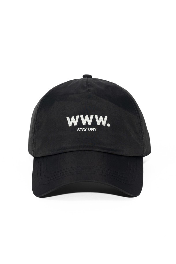 BOHO(보호) 워터프루프 캡 - WWW는 일상, 아웃도어 활동에 적합한 블랙 컬러의 캡모자입니다. 얇은 두께감과 부드러운 촉감의 나일론, 폴리에스테르 혼방 소재로 제작되어 사계절 내내 착용 가능합니다. 7.7cm 깊이의 모자에 자수 로고 디자인을 더했으며, 3중 나일론 쉘 구조, 프랑스 자수, 방수 코팅 자수실, 심실링 처리, DWR 발수 처리, 마이크로핏 스트링락 시스템 등 다양한 기능성을 갖췄습니다. 방수, 방풍, UV 차단 기능으로 아웃도어 활동 시에도 쾌적함을 유지하며, 사이즈 조절이 가능하여 편안한 착용감을 제공합니다. 여행룩, 캠핑룩, 캐주얼, 고프코어 및 미니멀 스타일 연출에 활용하기 좋습니다.
