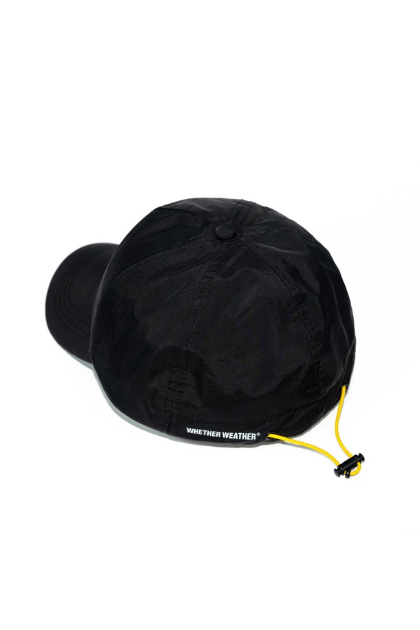 BOHO(보호) 워터프루프 캡 - WWW는 일상, 아웃도어 활동에 적합한 블랙 컬러의 캡모자입니다. 얇은 두께감과 부드러운 촉감의 나일론, 폴리에스테르 혼방 소재로 제작되어 사계절 내내 착용 가능합니다. 7.7cm 깊이의 모자에 자수 로고 디자인을 더했으며, 3중 나일론 쉘 구조, 프랑스 자수, 방수 코팅 자수실, 심실링 처리, DWR 발수 처리, 마이크로핏 스트링락 시스템 등 다양한 기능성을 갖췄습니다. 방수, 방풍, UV 차단 기능으로 아웃도어 활동 시에도 쾌적함을 유지하며, 사이즈 조절이 가능하여 편안한 착용감을 제공합니다. 여행룩, 캠핑룩, 캐주얼, 고프코어 및 미니멀 스타일 연출에 활용하기 좋습니다.
