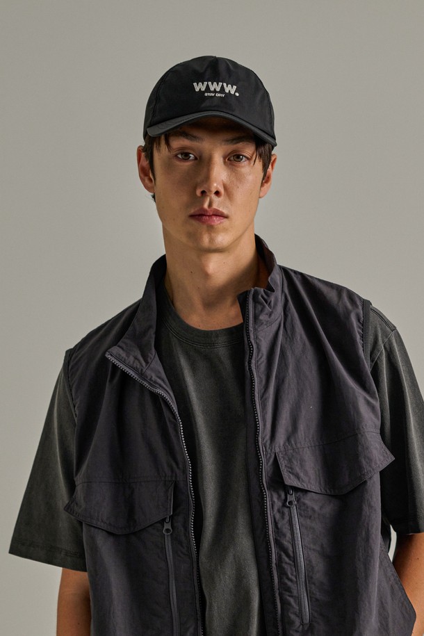 BOHO(보호) 워터프루프 캡 - WWW는 일상, 아웃도어 활동에 적합한 블랙 컬러의 캡모자입니다. 얇은 두께감과 부드러운 촉감의 나일론, 폴리에스테르 혼방 소재로 제작되어 사계절 내내 착용 가능합니다. 7.7cm 깊이의 모자에 자수 로고 디자인을 더했으며, 3중 나일론 쉘 구조, 프랑스 자수, 방수 코팅 자수실, 심실링 처리, DWR 발수 처리, 마이크로핏 스트링락 시스템 등 다양한 기능성을 갖췄습니다. 방수, 방풍, UV 차단 기능으로 아웃도어 활동 시에도 쾌적함을 유지하며, 사이즈 조절이 가능하여 편안한 착용감을 제공합니다. 여행룩, 캠핑룩, 캐주얼, 고프코어 및 미니멀 스타일 연출에 활용하기 좋습니다.
