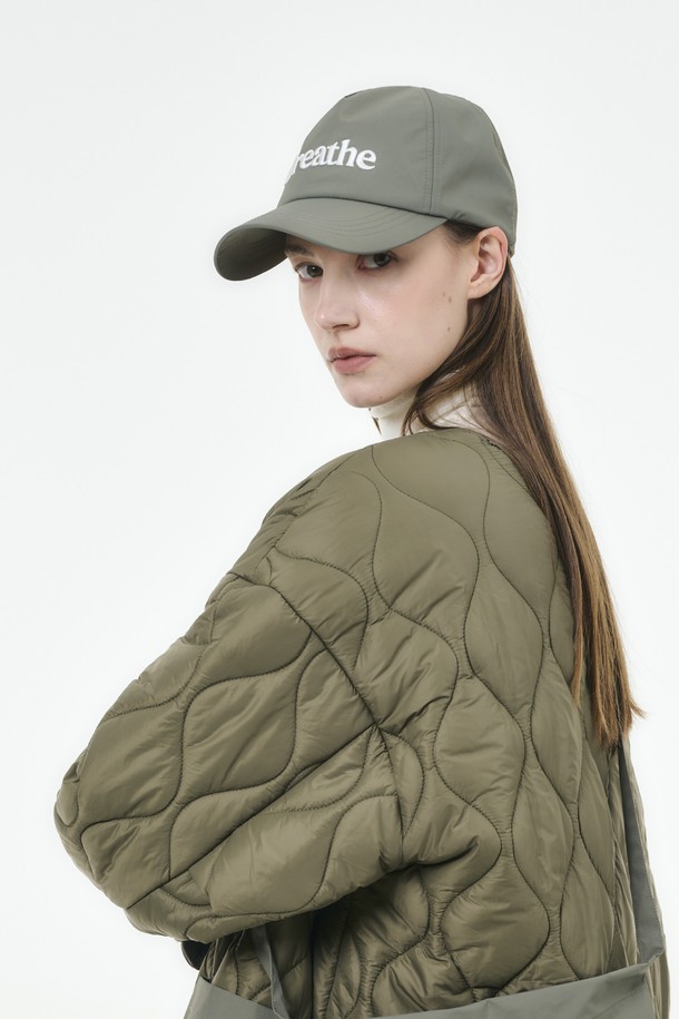 BOHO(보호) Waterproof(워터프루프) 캡 - Breathe(브리드)는 일상, 아웃도어 활동은 물론 하이킹, 러닝에도 적합한 공용 캡모자입니다. 카키 색상에 로고 자수와 메쉬 디자인을 더해 고프코어, 스포티, 캐주얼 스타일을 연출할 수 있습니다. 7cm 깊이와 챙 넓이, 부드러운 촉감의 나일론, 폴리에스테르 혼방 소재로 제작되었으며, 얇은 두께로 사계절 내내 착용 가능합니다. 방수, 통기, UV 차단, 방풍 기능을 갖췄으며, 3중 구조, DWR 코팅, 리플렉티브 로고, 메쉬 안감, 심실링 처리로 기능성을 높였습니다. 사이즈 조절이 가능하여 편안하게 착용할 수 있습니다.
