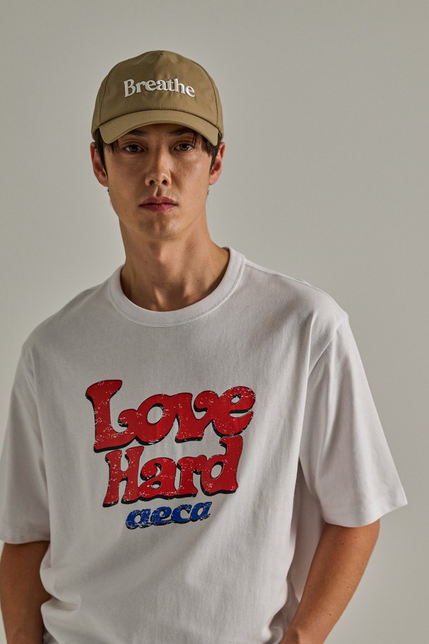 BOHO 워터프루프 캡 - Breathe는 일상, 아웃도어, 스포츠 활동에 적합한 유니섹스 모자입니다. 베이지 색상에 로고 자수와 리플렉티브 프린트 디자인이 특징이며, 봄, 여름, 가을, 겨울 사계절 모두 착용 가능합니다. 7cm 깊이와 7cm 챙 넓이로 제작되었으며, 방수, 투습, 발수, 방풍 기능을 갖춘 3레이어 나일론 쉘 패브릭, 메쉬 안감, 이지핏 스트랩 시스템, 심실링 처리로 뛰어난 기능성을 제공합니다. 고프코어, 미니멀, 스포티 스타일을 즐겨 입는 여행룩 및 캠핑룩 연출에 활용하기 좋습니다.
