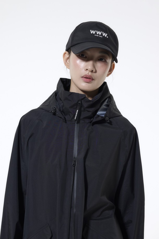 BOHO(보호) 워터프루프 캡 - WWW는 일상, 아웃도어 활동에 적합한 블랙 컬러의 캡모자입니다. 얇은 두께감과 부드러운 촉감의 나일론, 폴리에스테르 혼방 소재로 제작되어 사계절 내내 착용 가능합니다. 7.7cm 깊이의 모자에 자수 로고 디자인을 더했으며, 3중 나일론 쉘 구조, 프랑스 자수, 방수 코팅 자수실, 심실링 처리, DWR 발수 처리, 마이크로핏 스트링락 시스템 등 다양한 기능성을 갖췄습니다. 방수, 방풍, UV 차단 기능으로 아웃도어 활동 시에도 쾌적함을 유지하며, 사이즈 조절이 가능하여 편안한 착용감을 제공합니다. 여행룩, 캠핑룩, 캐주얼, 고프코어 및 미니멀 스타일 연출에 활용하기 좋습니다.
