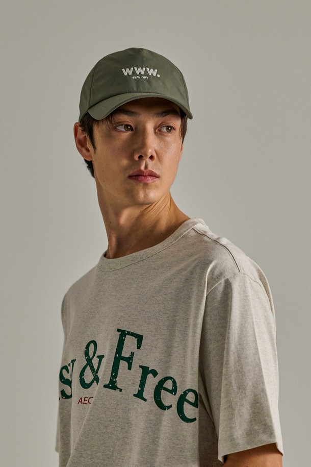 BOHO(보호) Waterproof(워터프루프) 캡 모자 - WWW는 사계절 착용 가능한 공용 캡 모자입니다. 카키 색상에 나일론과 폴리에스테르 소재를 사용하여 부드러운 촉감을 선사하며, 아웃도어 및 일상에서 활용하기 좋습니다. 방수, 방풍, UV 차단, 통기 기능을 갖추고 있으며, 사이즈 조절과 재귀반사 기능으로 안전성을 더했습니다. 3중 나일론 쉘 구조, 심실링 처리, DWR 코팅, 마이크로핏 스트링락 시스템을 적용하여 기능성을 높였습니다. 고프코어, 캐주얼, 미니멀 스타일의 등산룩, 캠핑룩, 여행룩에 매치하여 스타일리시하게 연출해보세요.
