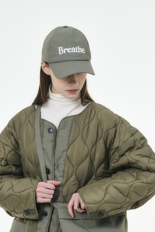 BOHO(보호) Waterproof(워터프루프) 캡 - Breathe(브리드)는 일상, 아웃도어 활동은 물론 하이킹, 러닝에도 적합한 공용 캡모자입니다. 카키 색상에 로고 자수와 메쉬 디자인을 더해 고프코어, 스포티, 캐주얼 스타일을 연출할 수 있습니다. 7cm 깊이와 챙 넓이, 부드러운 촉감의 나일론, 폴리에스테르 혼방 소재로 제작되었으며, 얇은 두께로 사계절 내내 착용 가능합니다. 방수, 통기, UV 차단, 방풍 기능을 갖췄으며, 3중 구조, DWR 코팅, 리플렉티브 로고, 메쉬 안감, 심실링 처리로 기능성을 높였습니다. 사이즈 조절이 가능하여 편안하게 착용할 수 있습니다.

