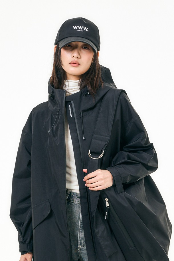 BOHO(보호) 워터프루프 캡 - WWW는 일상, 아웃도어 활동에 적합한 블랙 컬러의 캡모자입니다. 얇은 두께감과 부드러운 촉감의 나일론, 폴리에스테르 혼방 소재로 제작되어 사계절 내내 착용 가능합니다. 7.7cm 깊이의 모자에 자수 로고 디자인을 더했으며, 3중 나일론 쉘 구조, 프랑스 자수, 방수 코팅 자수실, 심실링 처리, DWR 발수 처리, 마이크로핏 스트링락 시스템 등 다양한 기능성을 갖췄습니다. 방수, 방풍, UV 차단 기능으로 아웃도어 활동 시에도 쾌적함을 유지하며, 사이즈 조절이 가능하여 편안한 착용감을 제공합니다. 여행룩, 캠핑룩, 캐주얼, 고프코어 및 미니멀 스타일 연출에 활용하기 좋습니다.
