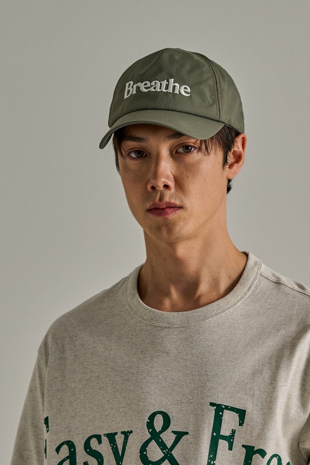 BOHO(보호) Waterproof(워터프루프) 캡 - Breathe(브리드)는 일상, 아웃도어 활동은 물론 하이킹, 러닝에도 적합한 공용 캡모자입니다. 카키 색상에 로고 자수와 메쉬 디자인을 더해 고프코어, 스포티, 캐주얼 스타일을 연출할 수 있습니다. 7cm 깊이와 챙 넓이, 부드러운 촉감의 나일론, 폴리에스테르 혼방 소재로 제작되었으며, 얇은 두께로 사계절 내내 착용 가능합니다. 방수, 통기, UV 차단, 방풍 기능을 갖췄으며, 3중 구조, DWR 코팅, 리플렉티브 로고, 메쉬 안감, 심실링 처리로 기능성을 높였습니다. 사이즈 조절이 가능하여 편안하게 착용할 수 있습니다.
