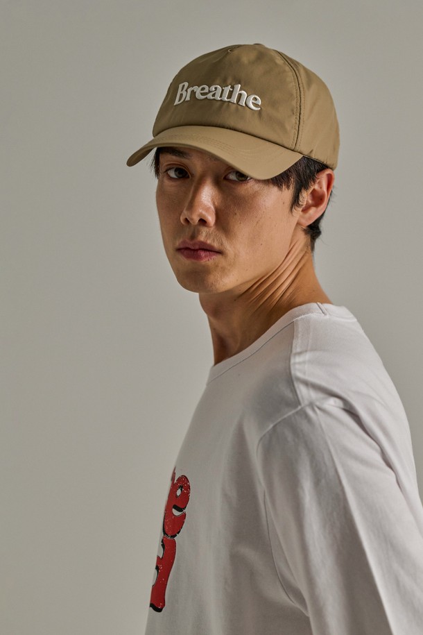 BOHO 워터프루프 캡 - Breathe는 일상, 아웃도어, 스포츠 활동에 적합한 유니섹스 모자입니다. 베이지 색상에 로고 자수와 리플렉티브 프린트 디자인이 특징이며, 봄, 여름, 가을, 겨울 사계절 모두 착용 가능합니다. 7cm 깊이와 7cm 챙 넓이로 제작되었으며, 방수, 투습, 발수, 방풍 기능을 갖춘 3레이어 나일론 쉘 패브릭, 메쉬 안감, 이지핏 스트랩 시스템, 심실링 처리로 뛰어난 기능성을 제공합니다. 고프코어, 미니멀, 스포티 스타일을 즐겨 입는 여행룩 및 캠핑룩 연출에 활용하기 좋습니다.
